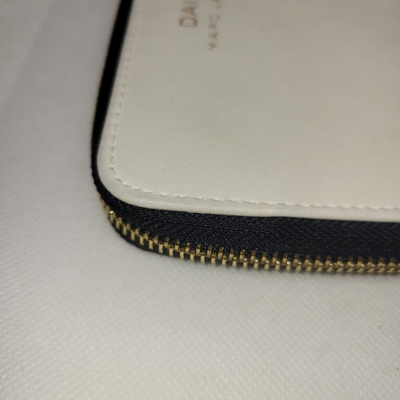 Daisy By Marc Jacobs Faux White Leather Zip Up Wallet Pouch - Picture 13 of 14